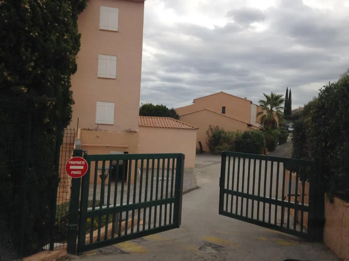 T2 Proche Plage Carqueiranne 0*,  France